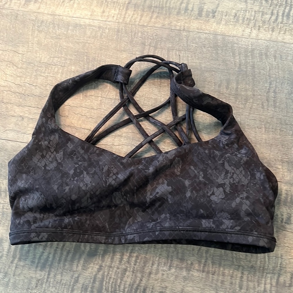 Lululemon sports bra size 4